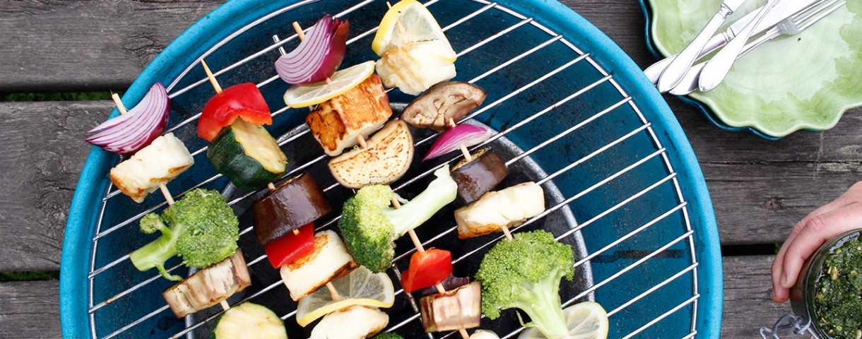 Vegetariska grillspett med persiljepesto