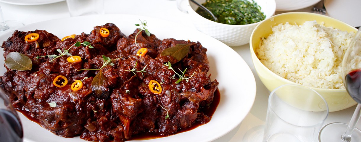 Oxsvansgryta med gremolata och blomkålsris