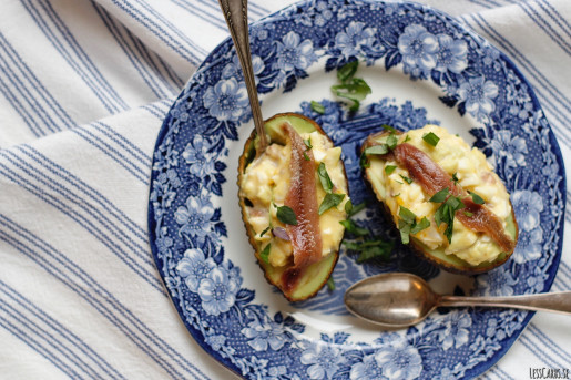 Avokado med ägg- och sardellröra