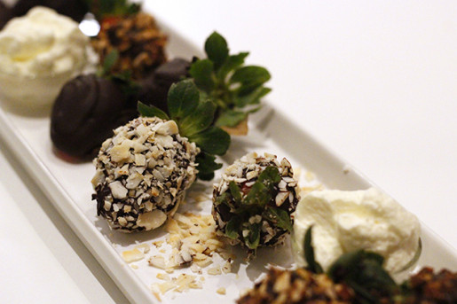 Chokladdoppade jordgubbar med grädde