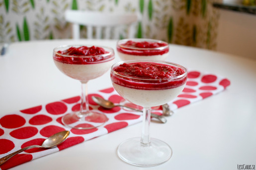 Crème fraichepannacotta med hallon/rabarberkompott