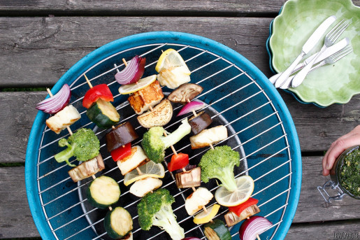 Vegetariska grillspett med persiljepesto