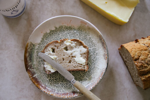 Glutenfritt bröd med probiotika gräddat i limpform, bakat utan jäst eller surdeg med Probioplex från Helhetshälsa.