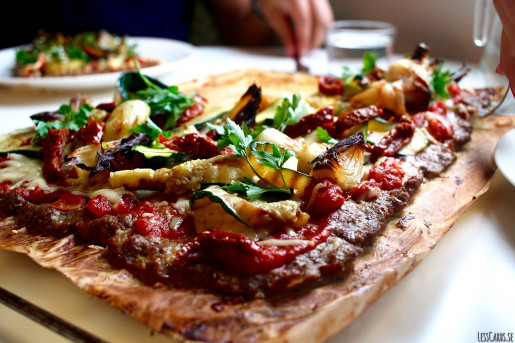 Meatza med rostad lök och chimichurri