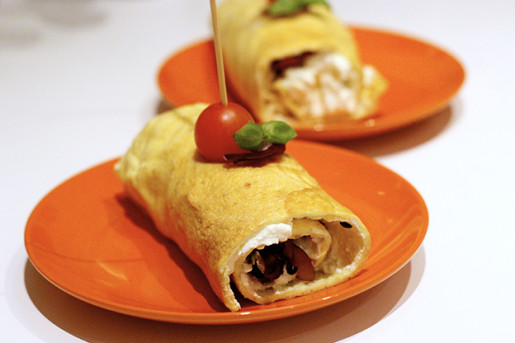 Omelettwrap med fetaostkräm, avokado och kalkonbacon