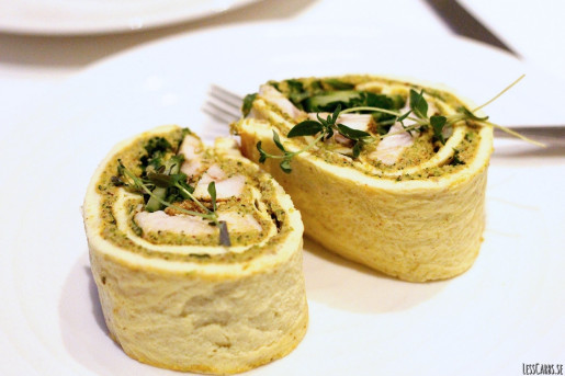 Omelettwrap med broccolihummus och currykyckling