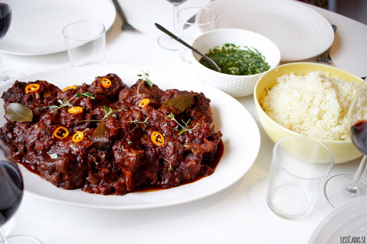 Oxsvansgryta med gremolata och blomkålsris