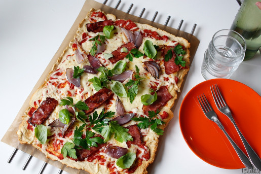 Pizza med lök, bacon och örter