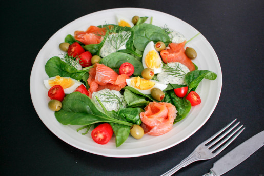 Sallad med kallrökt lax och dillmajonnäs