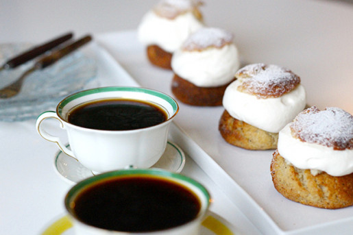 Två varianter av semlor