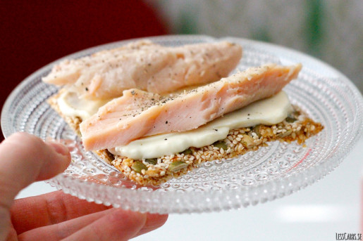 Sesamknäcke med varmrökt röding