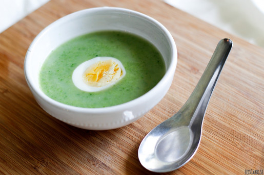 Broccoli- och ingefärssoppa med ägghalvor