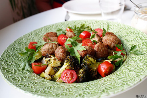 Tonfiskkakor med rostad broccoli och tomat